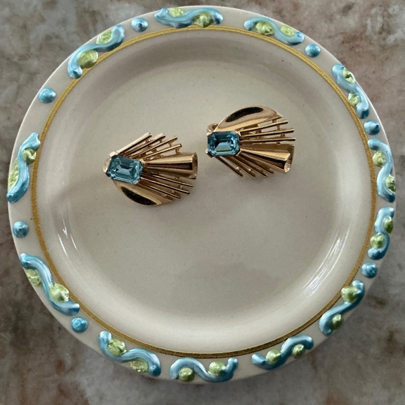 #8. STUNNING VINTAGE SIGNED CROWN TRIFARI BLUE CRYSTAL GOLDTONE CLIP-ON EARRINGS - Picture 1 of 4
